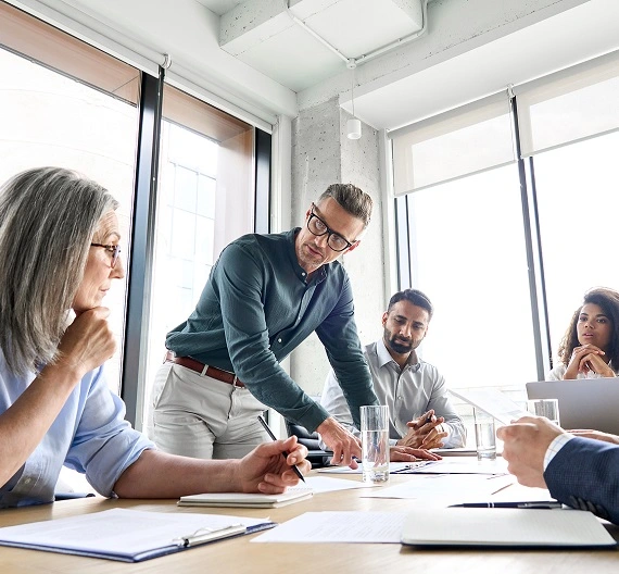 O que significa as siglas CEO, CRO, CFO e COO?