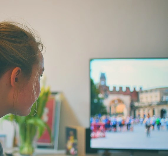 menina assistindo TV com resolução 4K