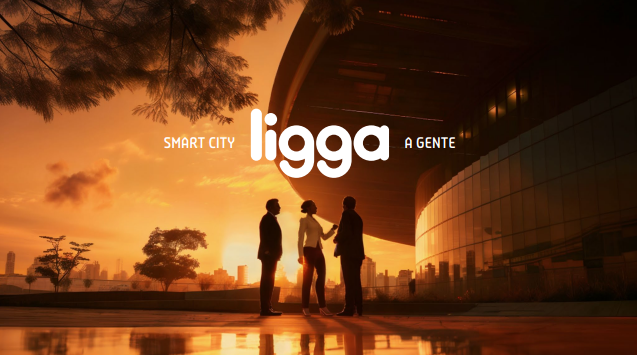 Foto de abertura, tem um fundo de por do sol com pessoas conversando e a frase "Smart City Ligga a gente"